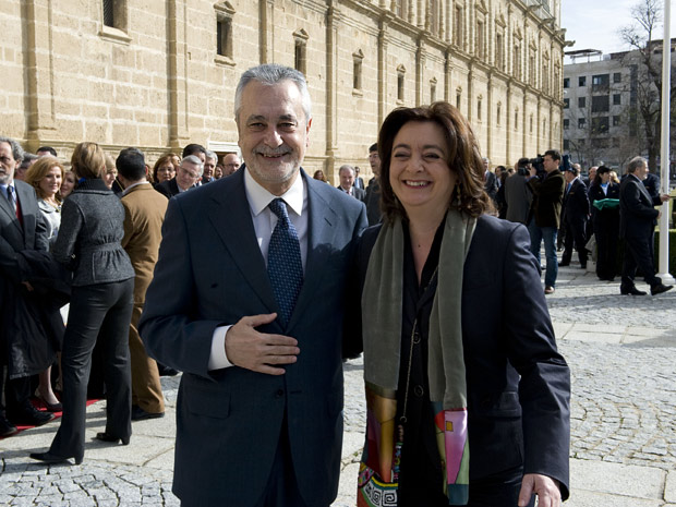 José Antonio Griñán saluda a la consejera de Educación y ex presidenta del Parlamento, Mar Moreno, tras la conclusión de los actos de conmemoración del 28-F en la fachada del antiguo Hospital de las Cinco Llagas.