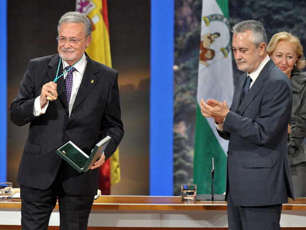 El Comisionado para el Polígono Sur de Sevilla, Jesús Maeztu, tras recibir la Medalla de Andalucía del presidente de la Junta, José Antonio Griñán.