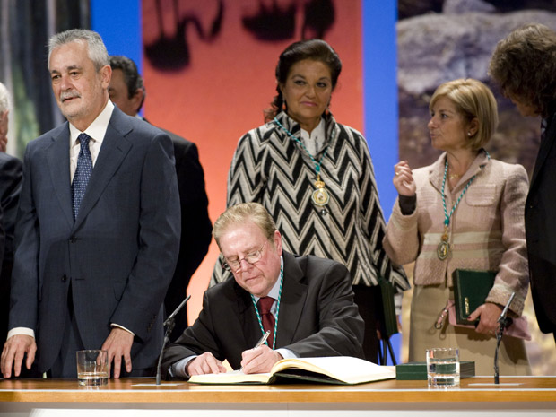 El escultor Miguel Fuentes del Olmo firma en el Libro de Honor, en presencia de José Antonio Griñán, Mercedes Sanromá y Carmen Galán.