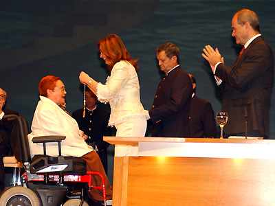 La presidenta del Parlamento entrega la distinción a María de los Ángeles Cózar, presidenta de la Confederación Andaluza de Personas con Discapacidad Física y Orgánica.