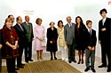 SSMM los Reyes, el presidente de la Junta, el alcalde de Mlaga, la ministra
de Educacin y Cultura y la consejera de Cultura de la Junta, posan junto a
la familia del artista malagueo tras el acto de inauguracin