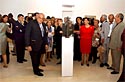 Diferentes personalidades contemplan una de las esculturas expuestas en el Museo Picasso durante la visita que se realiz por la tarde, una vez que los Reyes inauguraron la pinacoteca.
