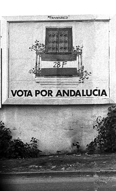 Elemento simbólico de la campaña: un balcón repleto de geranios, con una bandera de Andalucía y la fecha del referéndum.
