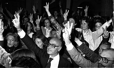 Clavero y Otero Luna, entre multitud de ciudadanos que celebraron en Sevilla el 'sí' a la autonomía.