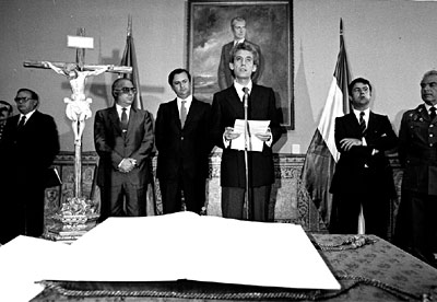 Rafael Escuredo, jura su cargo como presidente de la Junta de Andalucía en 1982.