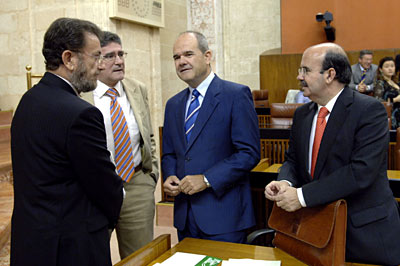 02.05.06.- Manuel Chaves con el consejero de la Presidencia y dirigentes socialistas.