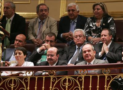 23.05.06.- Manuel Chaves, junto a consejeros andaluces y ex presidentes de la Junta, en la tribuna de invitados presenciando el debate en el Congreso sobre la propuesta de reforma del Estatuto.