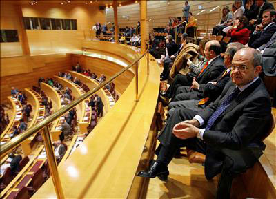 El presidente de la Junta, con el consejero de la Presidencia y el delegado del Gobierno en Andalucía, en la tribuna de invitados durante el debate final del texto en el Senado.