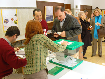 En la provincia de Almería, se han emitido un 85,2% de votos con el 'Sí', frente a un 11,6% de votos con el 'No'; en Cádiz el reparto es del 86,9% frente al 9%; en Córdoba es del 86,3% frente al 10,3%; en Granada del 87,3% frente al 9,5%; en Huelva del 90,3% frente al 6,8%; en Jaén del 89,7% frente al 7,7%; en Málaga del 86,9% frente al 9,9%; y en Sevilla del 87,4% frente al 9,3%. En la imagen, algunos votantes en la provincia de Córdoba.