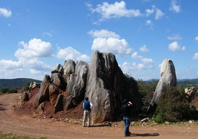 Dos personas observan pináculos en el Geoparque Sierra Norte de Sevilla