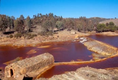 Río Tinto. Por la composición de sus aguas se ve de color rojizo, tiñendo las orillas con colores amarillentos y anaranjados