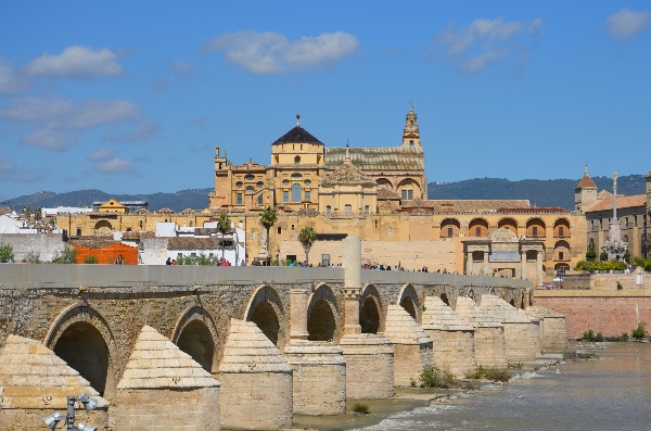 Puente que cruza el río Guadalquivir, junto al casco histórico de Córdoba