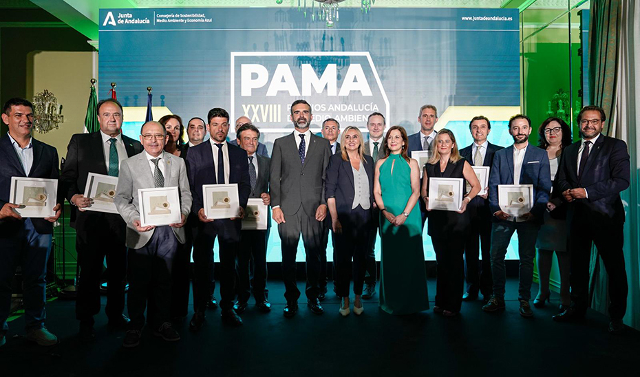 Grupo de premiados en el escenario junto al Consejero