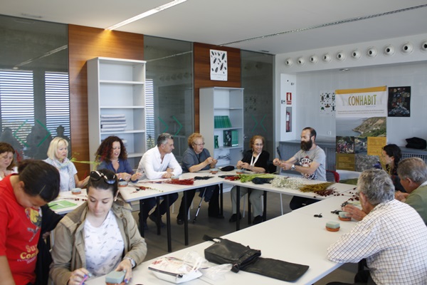 Grupo de personas en un taller de manualidades