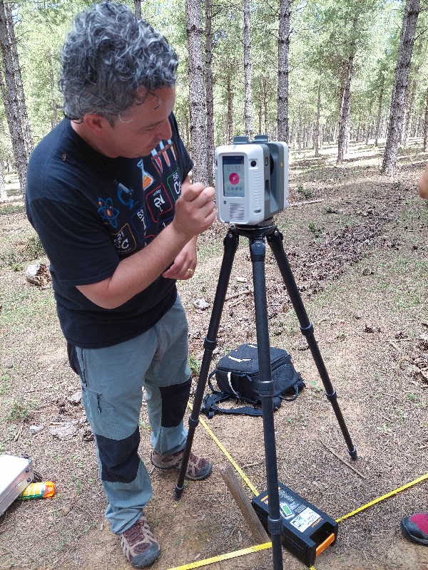 Técnico realizando mediciones en el monte, con un aparato especializado