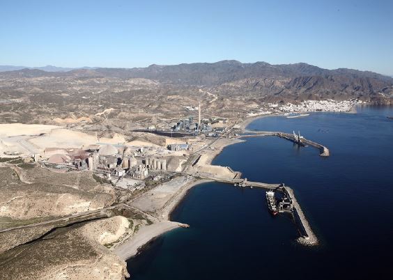 Vista aérea de la zona industrial costera en Carboneas