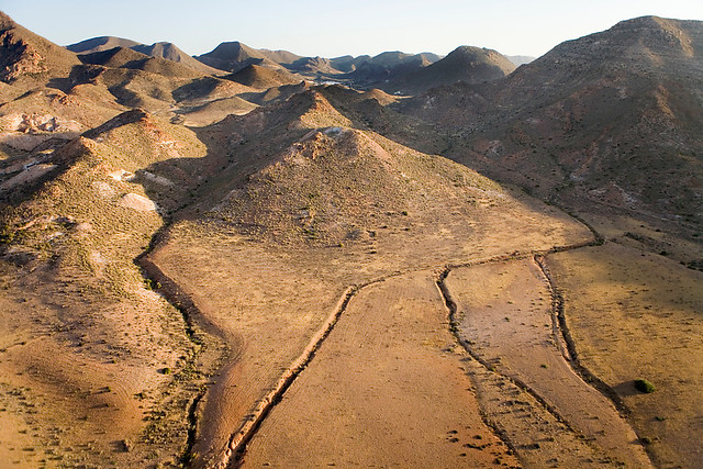 Vista aérea de las montañas áridas, paisaje de interior