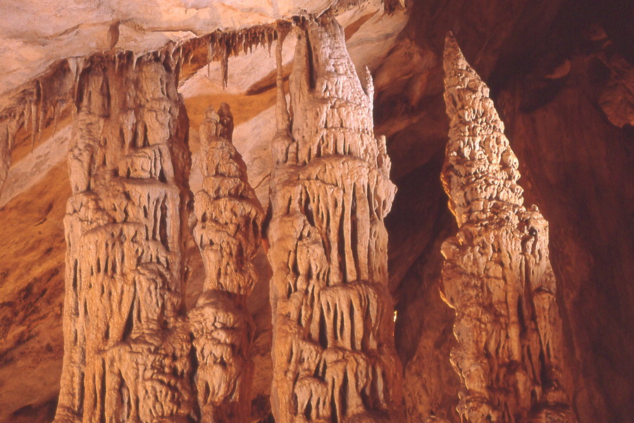 Ampliar imagen: foto en primer plano de una cueva con estalactitas y estalagmitas