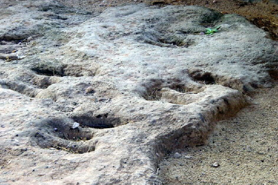 Fotografía de suelo rocoso con Huellas de Dinosaurios marcada en la piedra