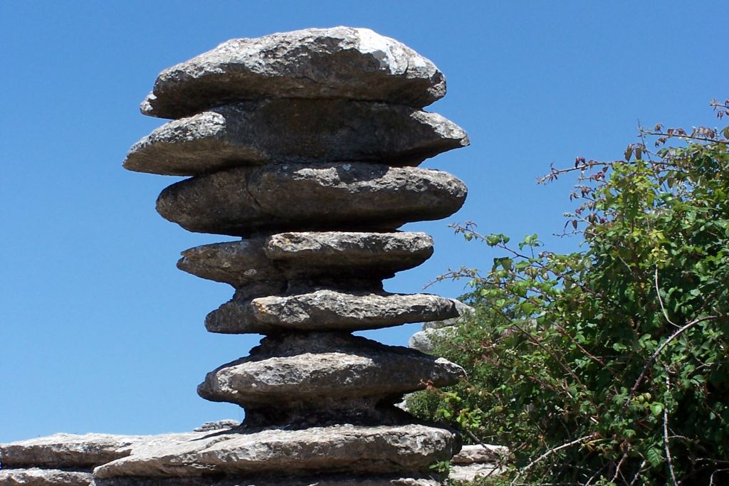 Ampliar imagen: conjunto de grandes piedras formando una columa de forma natural debido a la erosión