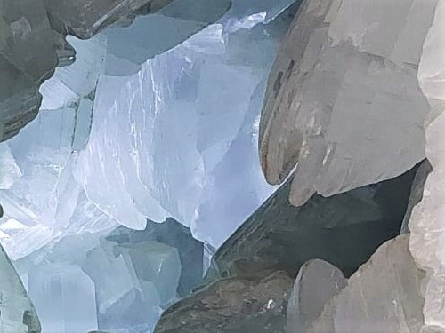 Fotografía de una geoda cubierta de enormes cristales de yeso