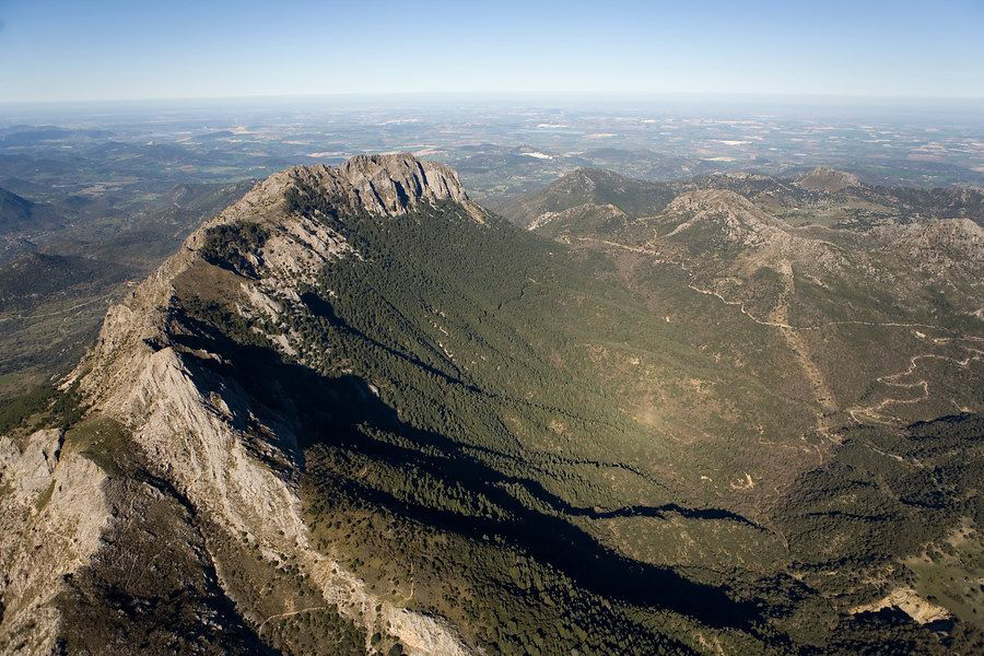 Ampliar imagen: fotografía aérea del Parque Natural Sierra de Grazalema