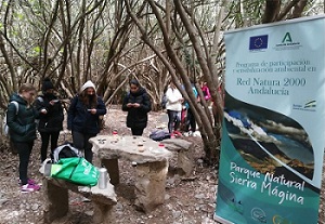 Grupo de personas en un merendero en la sierra