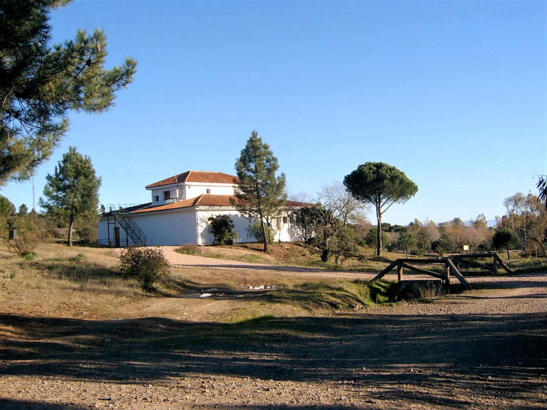 Vista general del Parque Periurbano Los Villares, con un edificio típico andaluz.