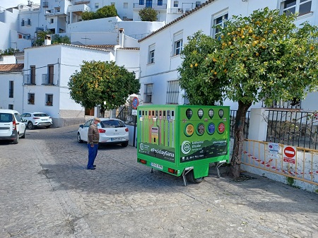 Servicio de recogida separada de residuos colocado en la calle de un pueblo
