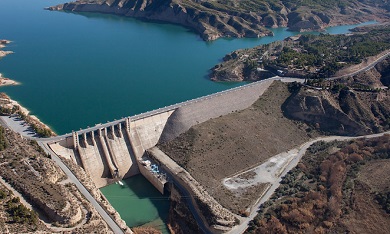 Agua embalsada