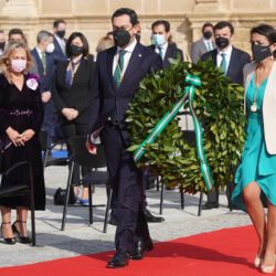 El presidente de la Junta de Andalucía y la del Parlamento, Juanma Moreno y Marta Bosquet, trasladan una corona de laurel en homenaje a las víctimas de la pandemia de Covid-19.