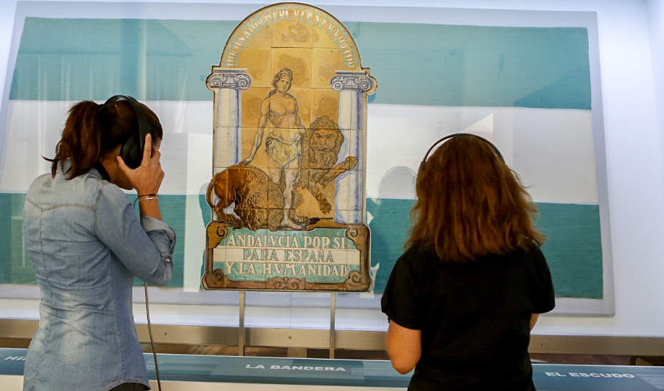 Dos jóvenes durante una visita al Museo de la Autonomía de Andalucía.