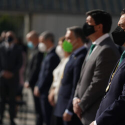 El Gobierno andaluz, presidido por Juanma Moreno, durante el acto de izado de la bandera de Andalucía en el Parlamento.