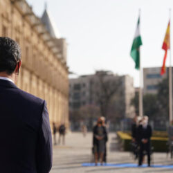 El presidente de la Junta escucha el himno de Andalucía durante el acto oficial del 28F en el Parlamento.