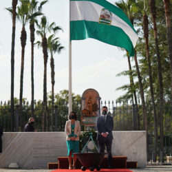 El presidente de la Junta, Juanma Moreno, junto a la del Parlamento, Marta Bosquet, en el izado de la Bandera.