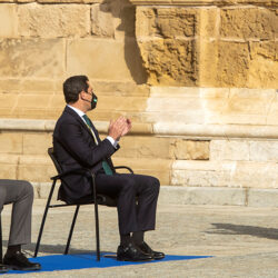 El presidente y el vicepresidente de la Junta aplauden a la doctora María del Carmen Navarro, que ha hablado en nombre de los profesionales sanitarios. (Foto: EFE)