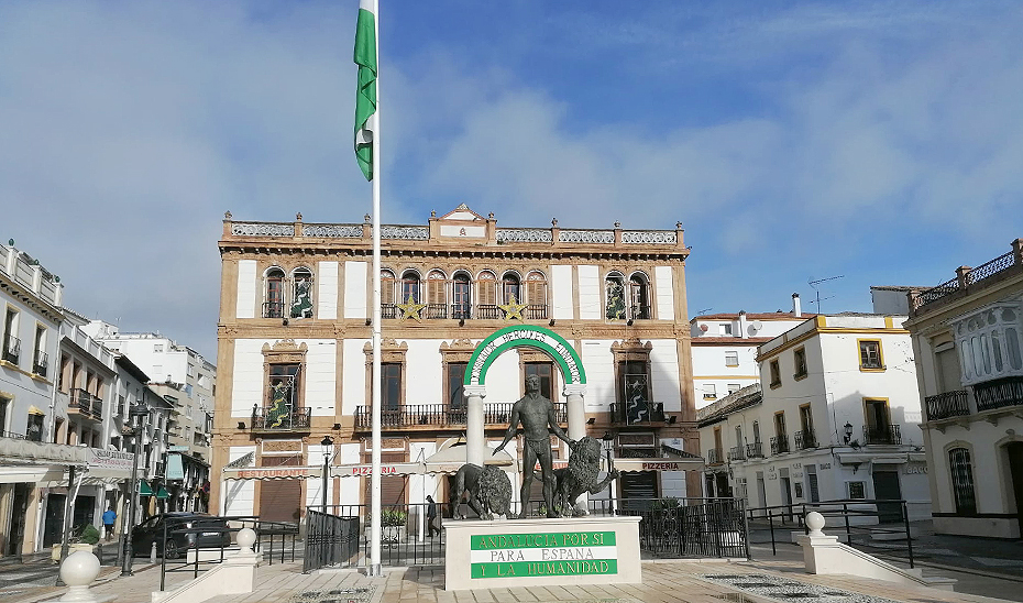 La bandera y el escudo de Andalucía, delante del Círculo de Artistas, donde se celebró la Asamblea.