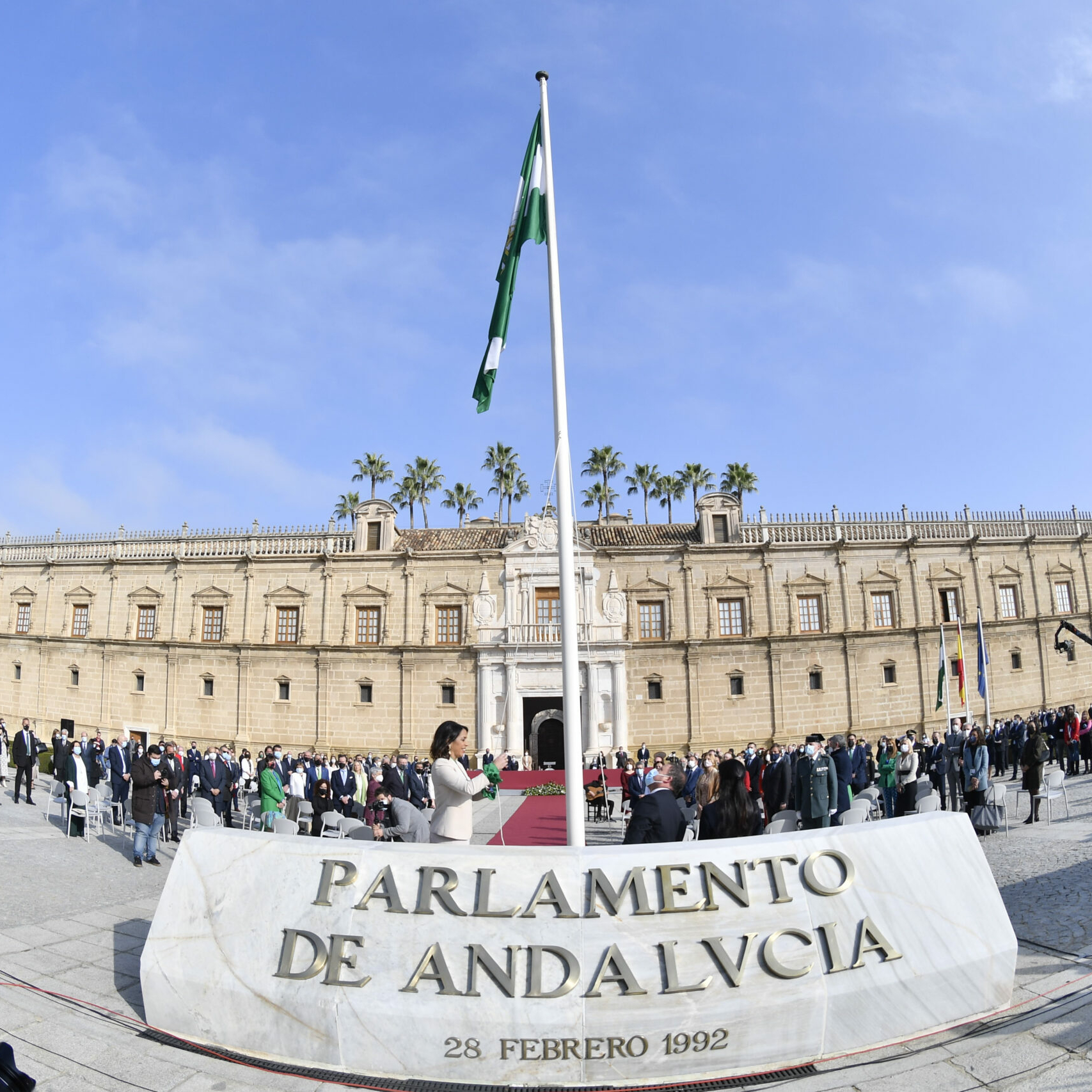 La presidenta de la Cámara, Marta Bosquet iza la bandera de Andalucía