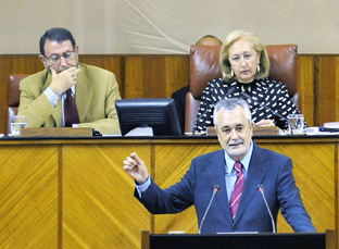 Griñán, durante su intervención ante el Pleno del Parlamento.