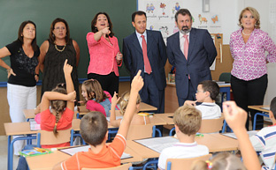 Mar Moreno recorrió las aulas del colegio Profesor Tierno Galvan, en Chiclana.