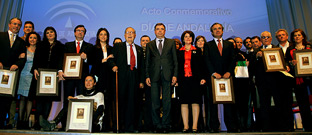 El consejero de Agricultura, Luis Planas, junto a los premiados cordobeses.