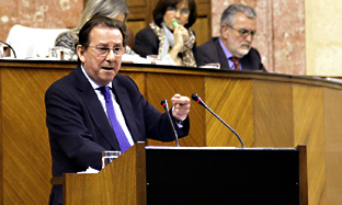 Emilio de Llera interviene ante el Pleno del Parlamento.