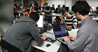 Estudiantes en un aula de informática.