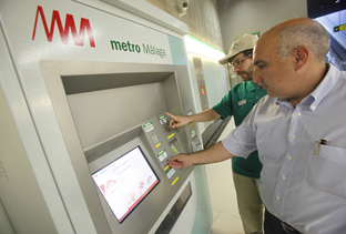 Un usuario adquiere un billete del metro de Málaga.