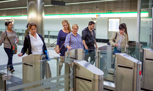 Usuarios acceden al metro de Málaga.