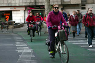 Sevilla desarrolló en la década pasada una red de vías ciclistas de 138 kilómetros.