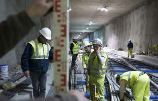 Obreros trabajando en uno de los túneles del metro.