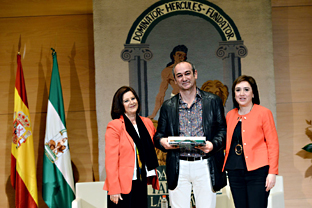 La consejera de Igualdad y la delegada del Gobierno en Granada, junto a uno de los galardonados.