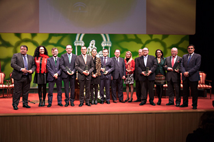 El consejero De Llera y los delegados de la Junta en Huelva, junto a los galardonados.