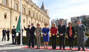 Acto de izada de la bandera e interpretación del Himno de Andalucía en el Parlamento.